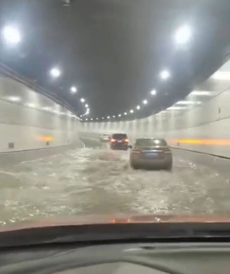 網傳大連灣海底隧道漏水。(視頻截圖)
