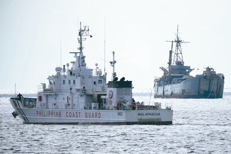 菲律賓政府刻意將二戰時期的古董登陸船馬德雷山號（右）「坐灘」在仁愛礁上，四月還派海防艇（左）在附近海域巡邏。（美聯社）