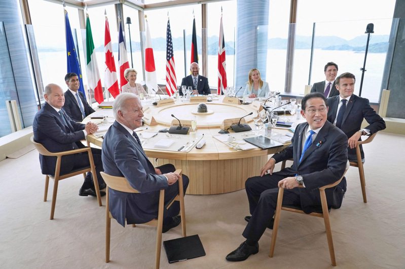 G7領袖峰會19日在日本廣島市舉行，七國元首與歐盟執委會主席、歐盟高峰會主席出席圓桌會議。（路透）