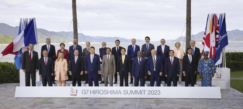 G7廣島峰會20日發布聯合公報。東道主日相岸田文雄在七國之外，又邀請了八個國家和七個國際組織的代表出席，以擴大會議對抗中俄架構。圖為與會各國領袖合影。(美聯社)