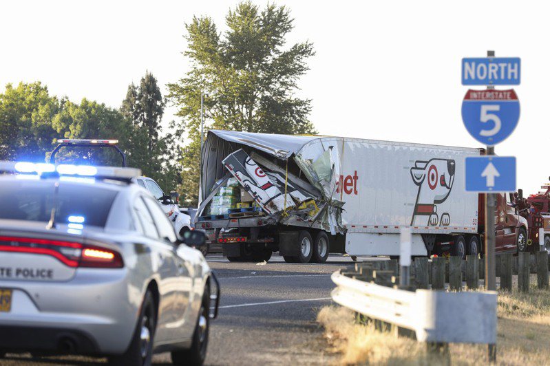 俄勒冈州发生惨烈车祸，造成七人死亡，死伤者都是外籍农场工人，图为涉及车祸的一辆货柜车。(美联社)(photo:UDN)