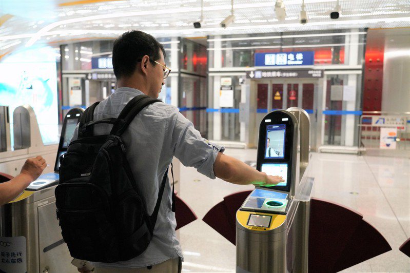 北京地鐵大興機場線「刷掌乘車服務」21日上線。圖為乘客在大興機場站刷掌過閘。（新華社）