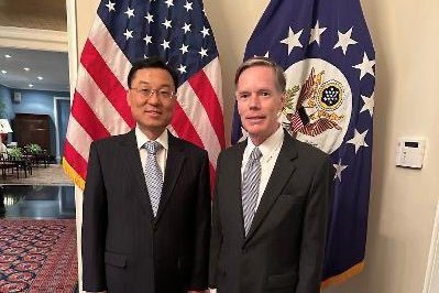 美國駐華大使伯恩斯（右）本周已向習近平遞送到任國書；中國駐美大使謝鋒（左）也向美國國務院遞交了國書副本。圖為伯恩斯日前在北京為謝鋒送行。(取自伯恩斯推特)