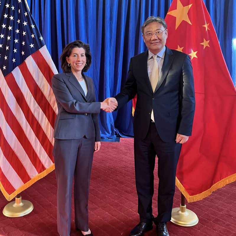 中國商務部長王文濤25日在華府會晤美國商務部長雷蒙多。(取材自雷蒙多推特)