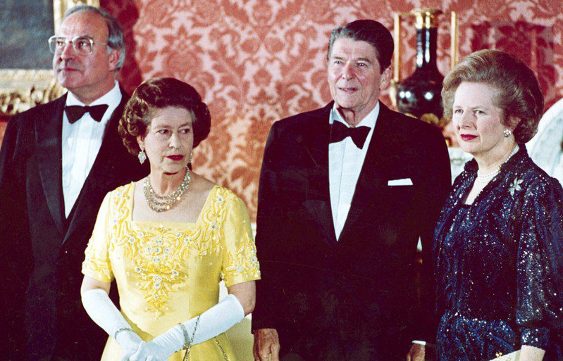 FBI最新解密文件顯示，已故英國女王伊麗莎白二世(左二)1983年訪美期間，曾面臨潛在的「暗殺威脅」；圖為女王1984年與美國時任總統雷根(右二)。(美聯社)