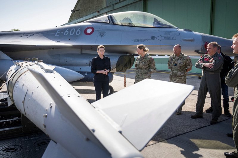 丹麥總理佛瑞德里克森25日視察停放在南部伏嚴斯的F-16戰機，丹麥將為烏克蘭訓練F-16飛行員。(路透)