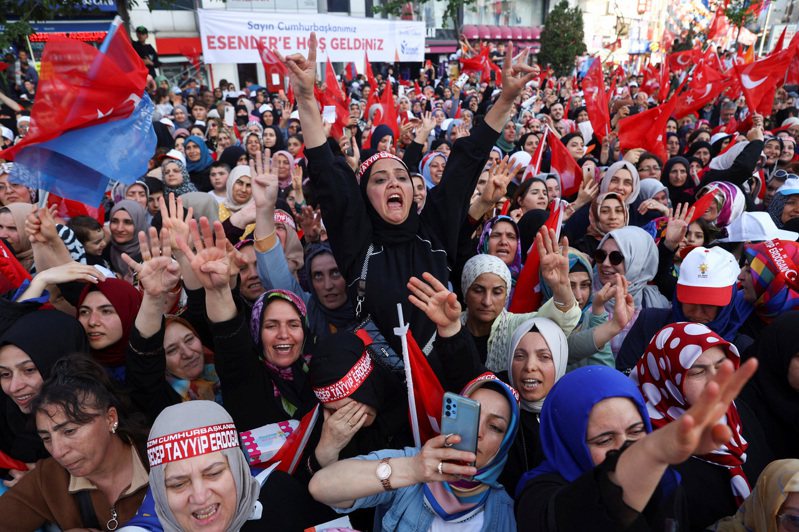土耳其總統厄多安26日在伊斯坦堡為競選連任造勢，獲支持者熱烈歡迎。路透