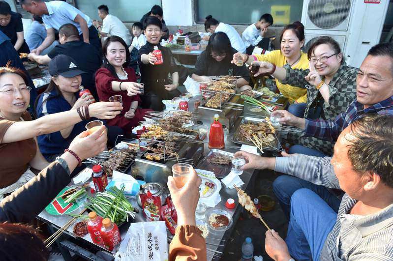 淄博燒烤在「五一」假期火爆，各地遊客「赴淄趕烤」成流行。 (中新社)