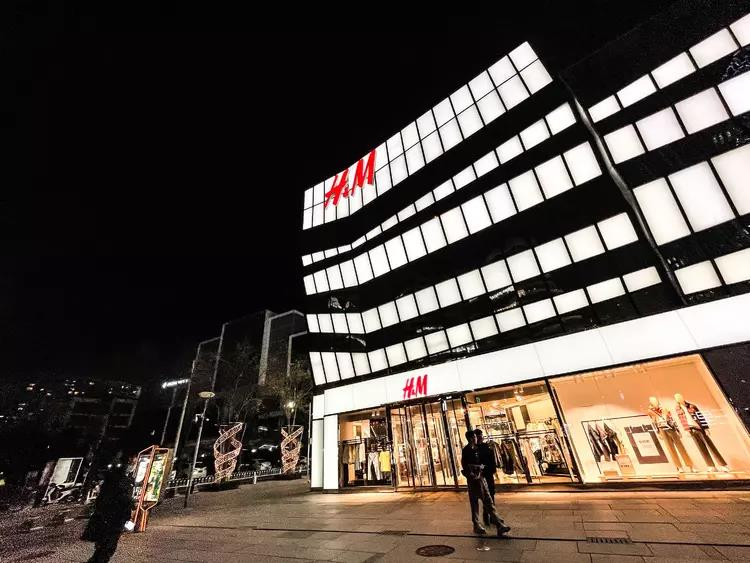 H&M北京三里屯太古里旗艦店占地面積超過1200平方米，是品牌在中國開設規模最大的門店之一。(取材自界面新聞)