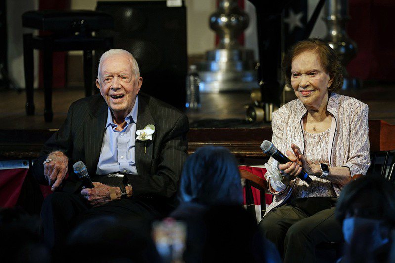 98歲的前總統卡特(左)在喬治亞州平原鎮住家接受安寧療護三個月後，他的95歲妻子羅莎琳‧卡特(右)也被診斷患有失智症。圖為兩人2021年7月慶祝結縭75周年。(美聯社)