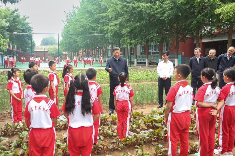 中共總書記習近平5月31日到北京育英學校考察，並和進行農業種植實踐的小學生們親切交流。(新華社)