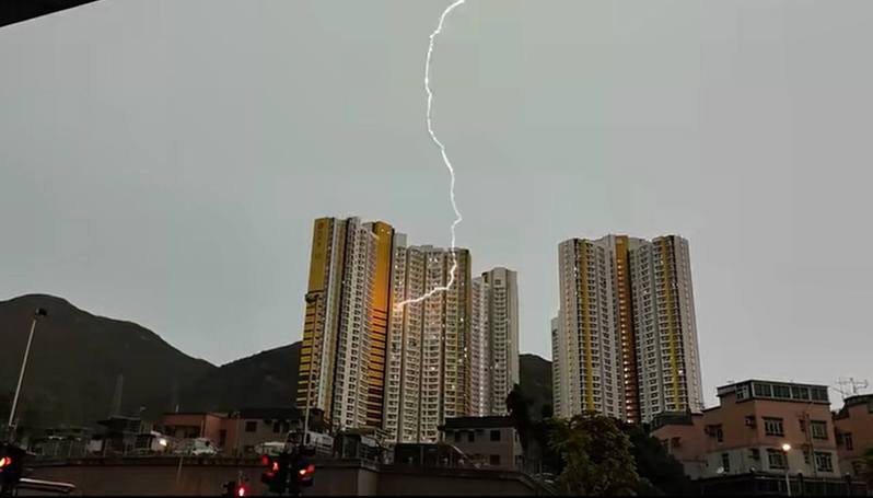 香港一道閃電劈中一處大樓住家。（取材自臉書）