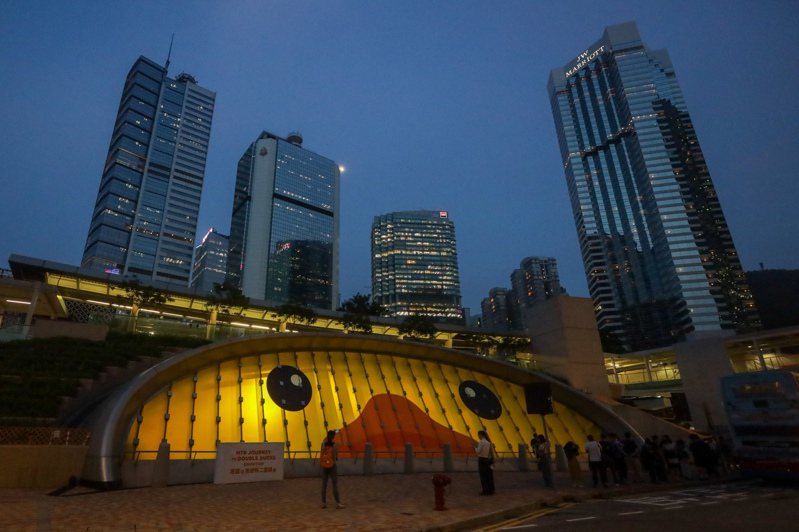 香港大型海上公共藝術展覽「橡皮鴨二重暢」將於6月10日開始展出，展覽的18款造型於6月1日起散布在18個港鐵車站；圖為金鐘站變成橡皮鴨主題車站。（中新社）