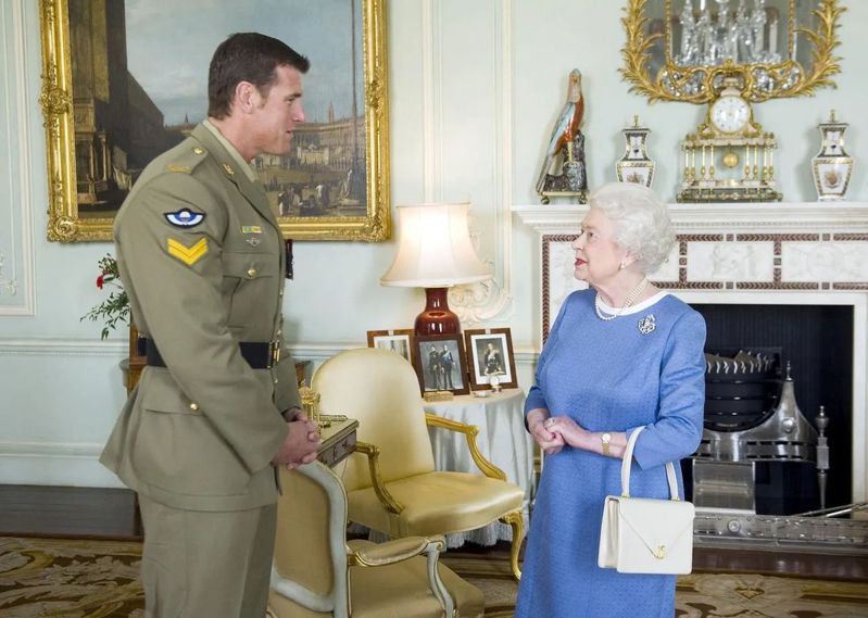 澳洲一名退役軍人羅伯茲-史密斯（左）功勳彪炳，2011年曾獲英國女王（右）接見。（路透資料照片）