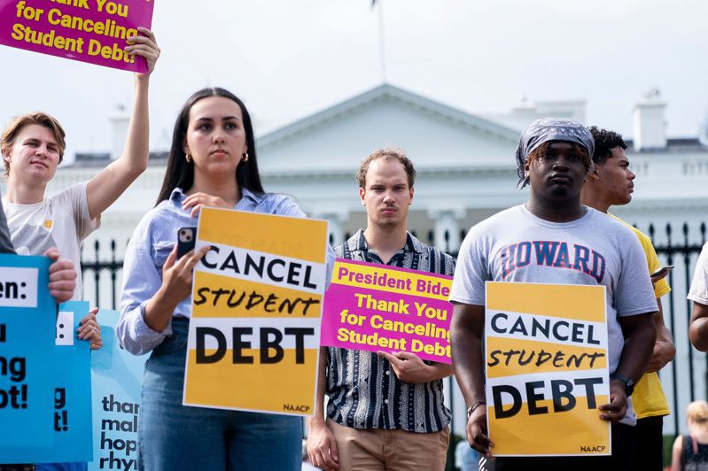 聯邦學貸可能在今年9月開始重新還款。圖為支持減免學貸的團體2022年8月在白宮前集會。(Getty Images)