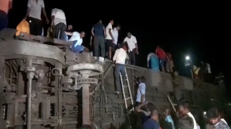 印度東部奧里薩省（Odisha）今天發生重大火車相撞事故，至少造成50人喪生、500多人受傷，另有多人恐受困。圖為乘客紛紛從火車內逃出。路透