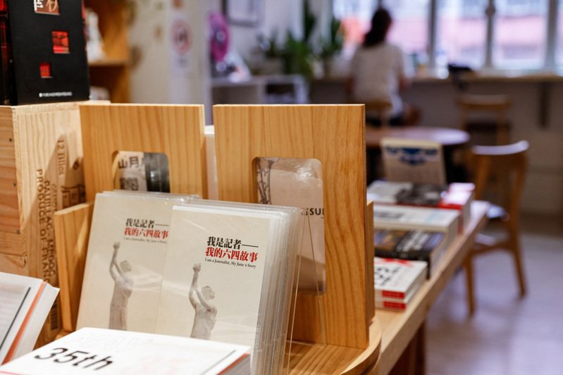 香港獨立書店「留下書舍」陳列六四相關書籍。(路透)