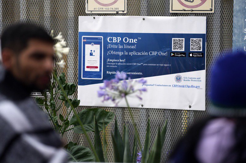 國土安全部增加CBP One程式的線上預約名額，讓無證移民在境外即可申請庇護，以紓解邊界壓力。圖為國土安全部在墨西哥提璜納口岸貼出的CBP One告示。(美聯社)