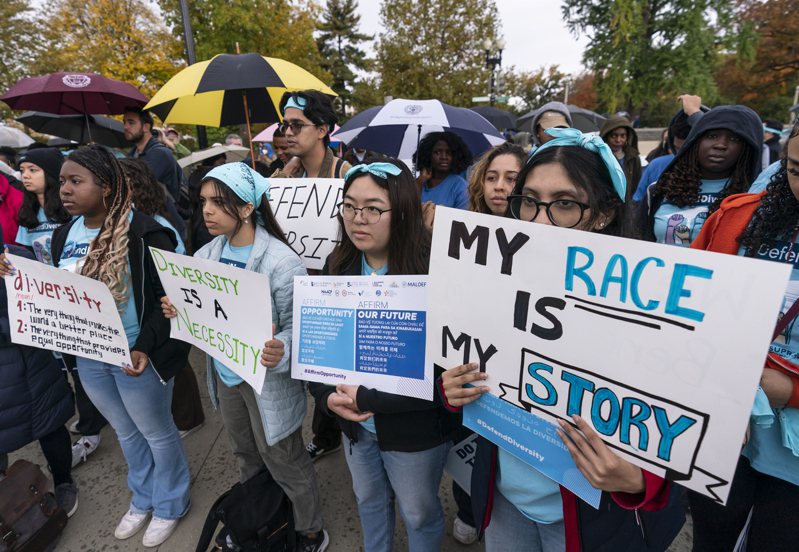 超過6成民眾認為，大學招生時應考慮種族，但也認為這不是考慮錄取的重要因素。圖為哈佛大學學生在最高法院外面支持平權法案。(美聯社)