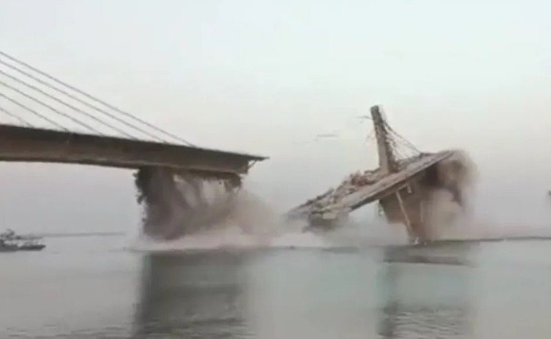 印度東北部比哈省一座橫跨恆河、興建中的大橋4日突然崩塌，當局坦言設計有問題，下令調查。（取材自推特）