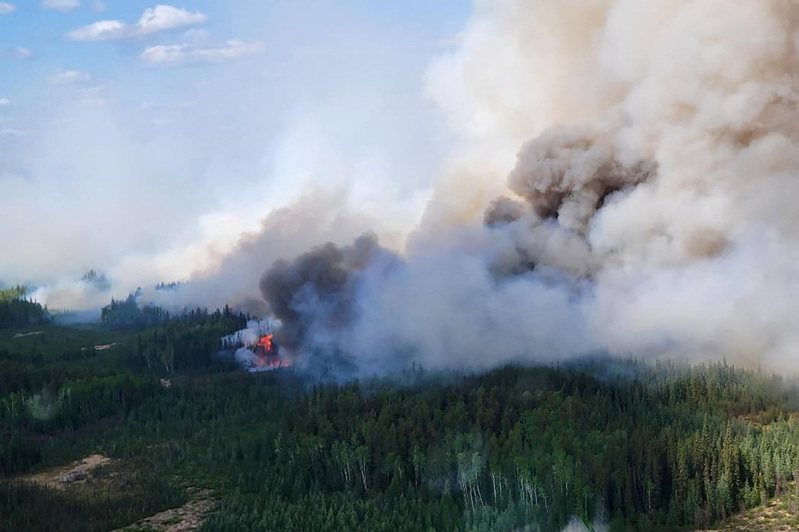 加拿大森林野火季節來到，5月就開始在加西的亞伯達省空前蔓燒，難以控制。(路透)