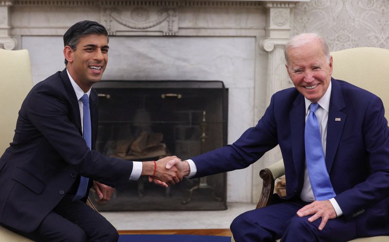 英國首相蘇納克（左）8日與美國總統拜登（右）在白宮會談，強化英美特殊關係。（路透）