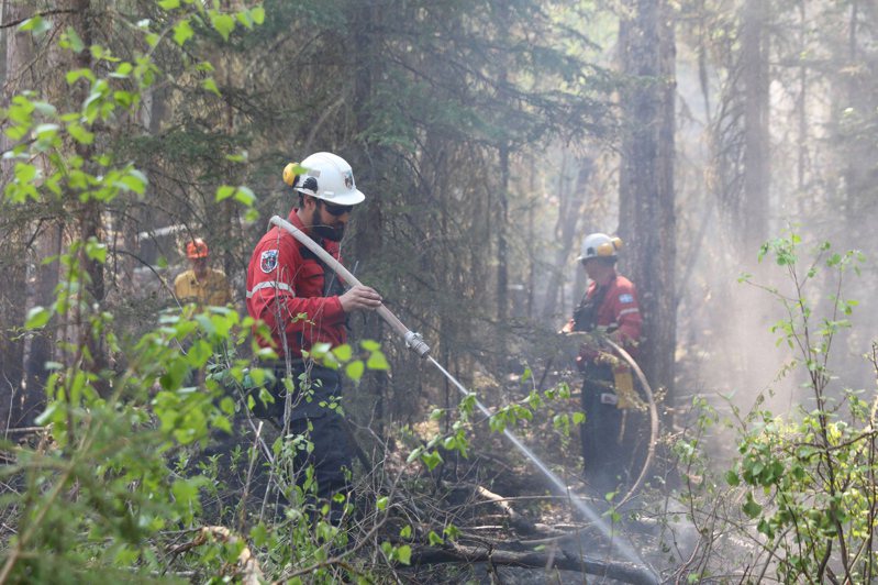 拜登總統8日與加拿大總理杜魯多通電話，宣布派出超過600名消防員增援加國，並援助物資，與加拿大消防員一起應對加國史上最嚴重的野火季節。(歐新社)