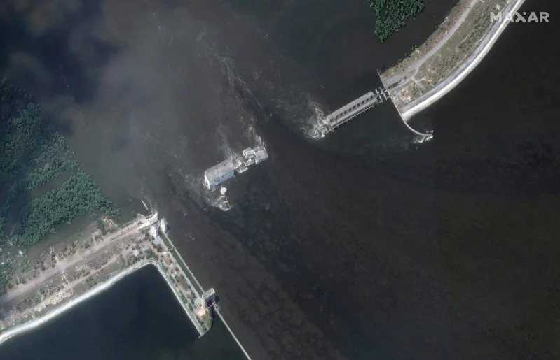 烏克蘭赫松附近、現由俄軍控制的卡科夫卡水壩遭破壞，「紐約時報」報導，證據顯示，水壩遭炸毀是俄羅斯從內部引爆。路透