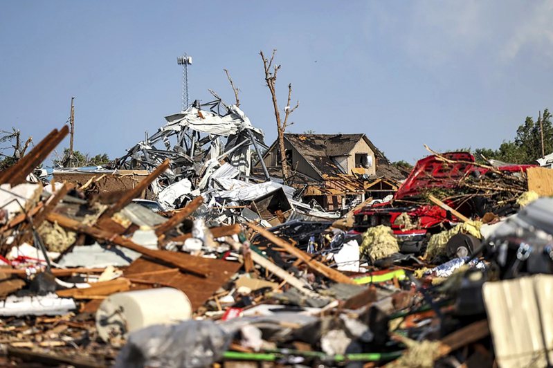 龍捲風15日晚間肆虐南部數州，至少造成五人死亡，數以百計房屋被毀。圖為德州裴瑞頓民居於災後變成一片廢墟。(美聯社)