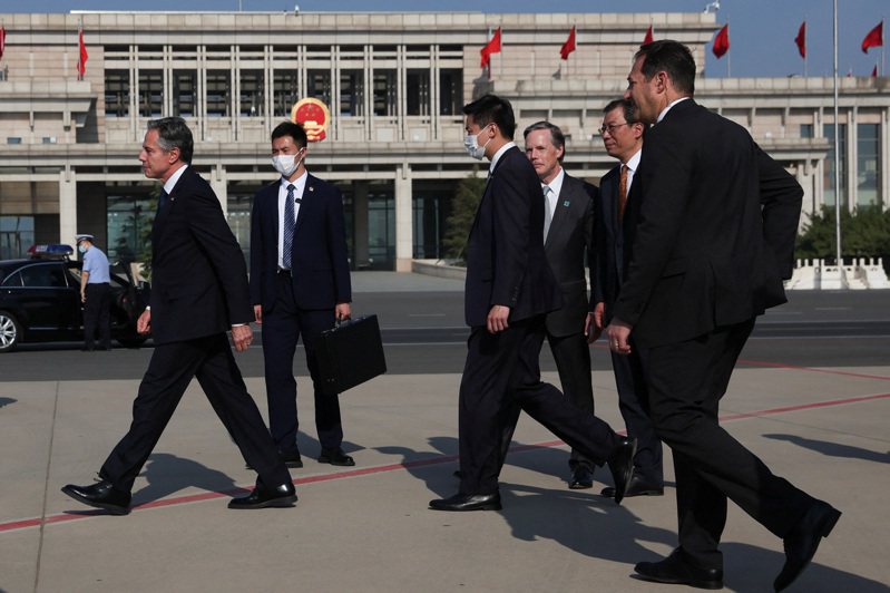 图为国务卿布林肯(左)离开北京首都国际机场。右二、三分别为中方接机官员、外交部美大司司长杨涛及美国驻中国大使伯恩斯。(路透)(photo:UDN)