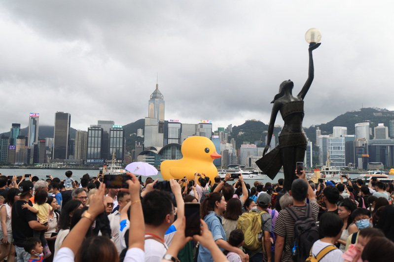 香港《橡皮鴨二重暢》展覽提早於18日跟港人告別。圖為大批遊人在尖沙咀海濱打卡。（中通社）