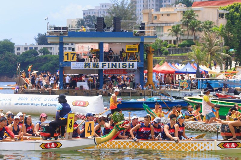 22日端午節赤柱國際龍舟賽回歸，現場有逾168支來自香港和海外的隊伍，超過5000名龍舟選手參賽。（中通社）