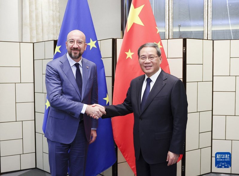 中國國務院總理李強(右)會見歐盟理事會主席米歇爾。（新華社）