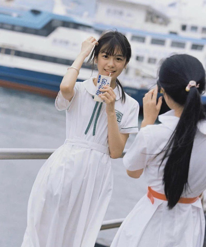 淘寶上出售港式校服，並有少女穿上後的示範相片。（取材自淘寶）