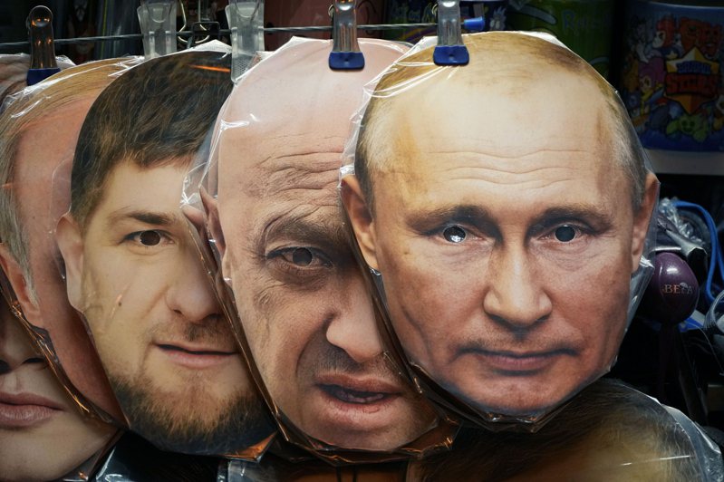 普亭與普里格津關係維持數十年，近期卻交惡。圖為在聖彼德堡販售的面具紀念品，由右至左分別是：俄國總統普亭、瓦格納首領普里格津、車臣領袖卡狄羅夫。美聯社