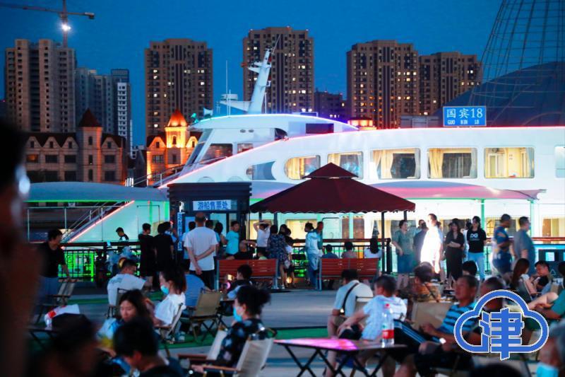 夜經濟成為端午假期文旅消費市場亮點，圖為天津夜市迎接遊客。(取材自微博)