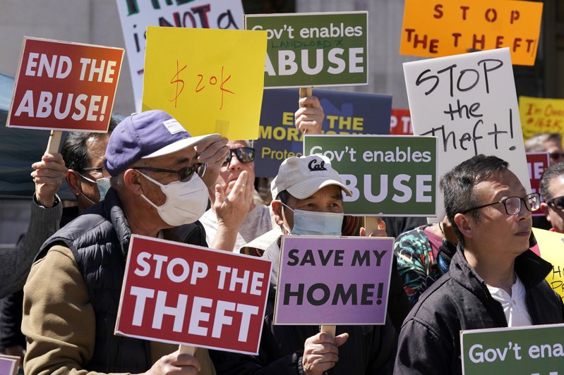 加州奥克兰的房东在市政府外示威，要求早日获准驱逐不付租金的房客。(美联社)(photo:UDN)