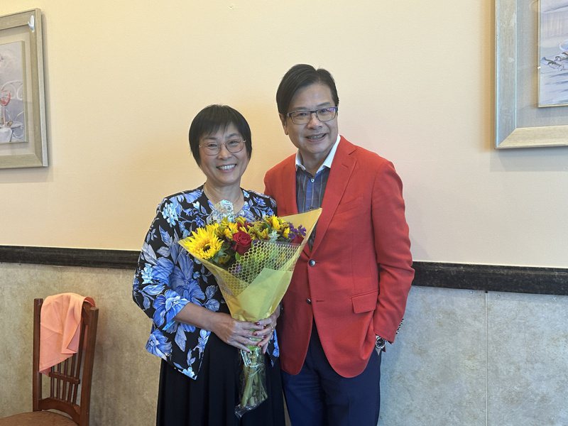 UCLA华人教授周敏获「双院士」，「南加华人30年史话」董事会送祝福。图左为周敏教授，图右为林日昇博士。（记者子为/摄影）(photo:UDN)