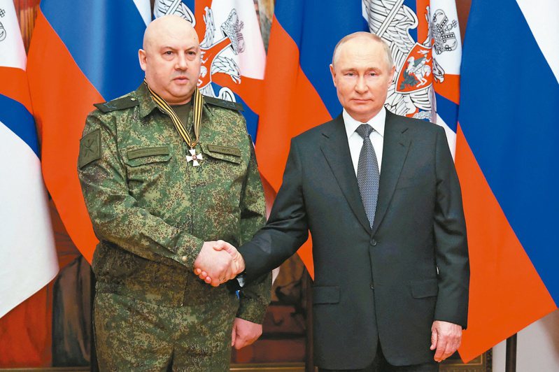 去年底，蘇洛維金(左)仍擔任對烏克蘭特別軍事行動總指揮官時，在南部軍區司令部與普亭(右)合影。(路透)