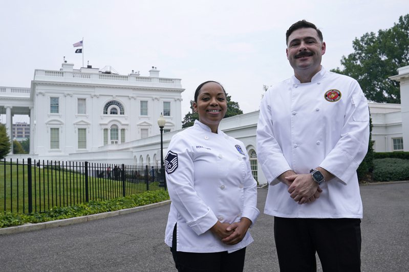 白宮空軍廚師奧珀爾‧普拉德(左)和陸戰隊廚師路易斯(右)參加網路廚藝實境秀Chopped節目，於6月30日總決賽奪得冠軍。兩人將在國慶日當天為白宮嘉賓掌廚。(美聯社)