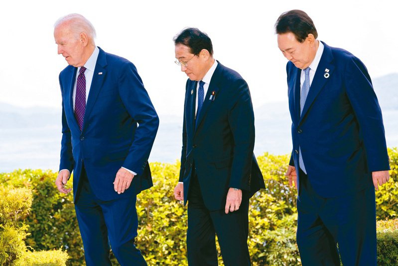 日本与南韩持续靠拢西方，两国领袖均受邀出席下周年度北约高峰会。图为美国总统拜登（左起）、日相岸田文雄和南韩总统尹钖悦5月在七大工业国集团广岛峰会场边合影。（美联社）(photo:UDN)