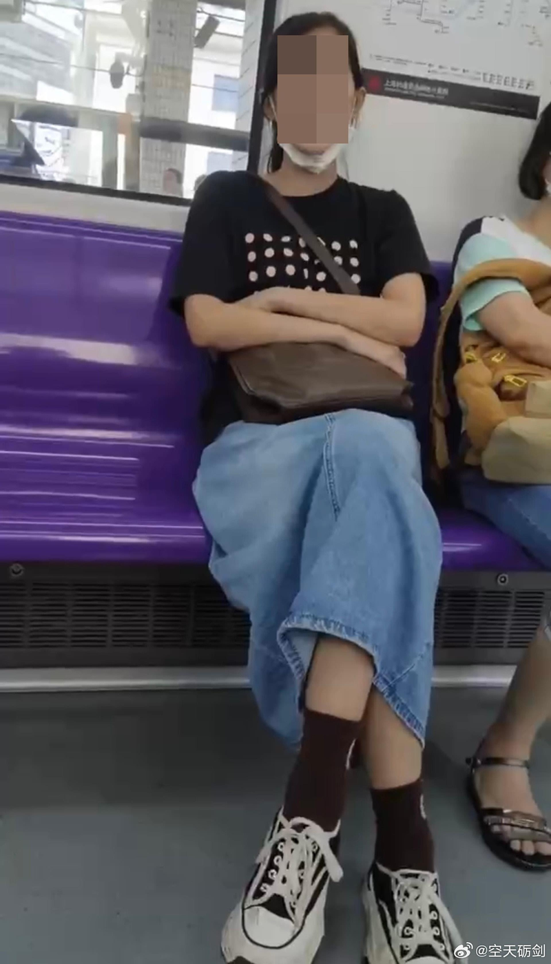 該名身穿黑衣的女子在上海地鐵車廂裡稱「真的要為日本人點讚，怎麼那麼慧眼識金，一眼看出中國人就是他X的噁心」。（視頻截圖）