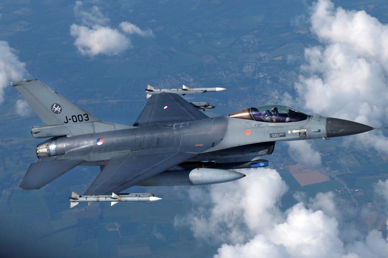 美方允諾出售200億元的F-16戰機給土耳其，但否認是用來換取土耳其不再阻擋瑞典入會北約。圖為美國出售給荷蘭的F-16戰機本月4日正在進行盟機軍演。(路透)