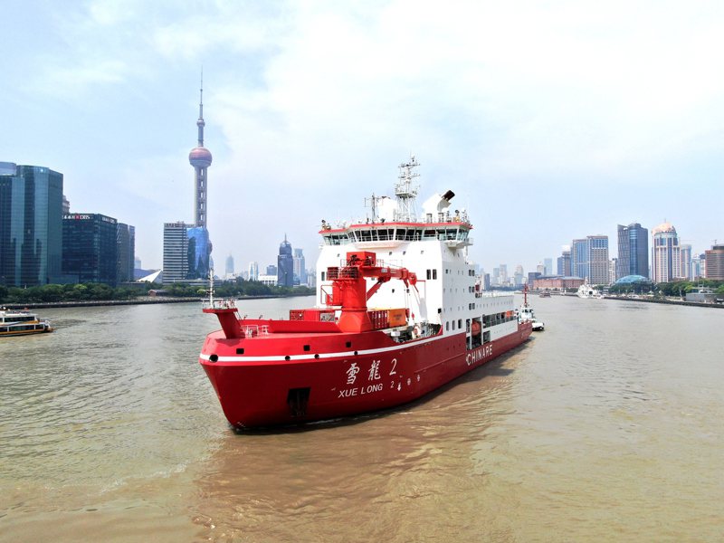 「雪龍2」將前往北冰洋科學考察，圖為其航行在上海黃浦江上。(新華社)