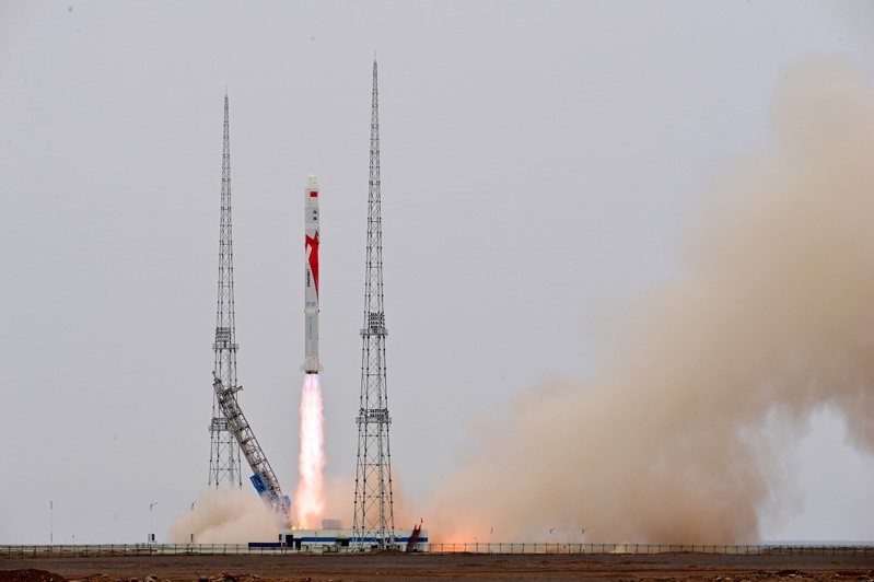 「朱雀二號」遙二運載火箭12日在酒泉衞星發射中心發射升空。(新華社)