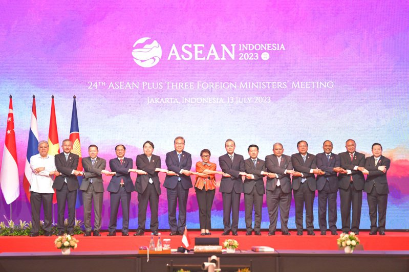 中共中央外辦主任王毅（右七）13日於印尼雅加達出席東盟與中日韓（10+3）外長會。（新華社）
