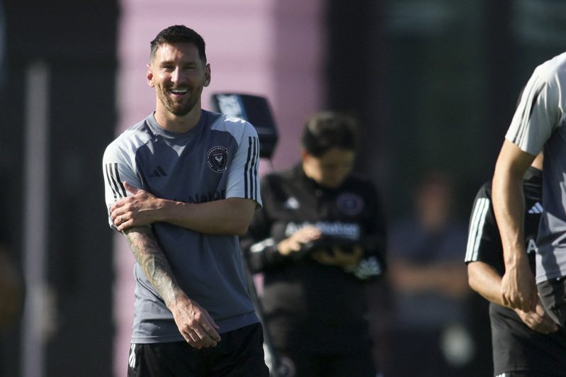 阿根廷足球巨星梅西與隊友一起完成他來美後的首次完整訓練。（路透）