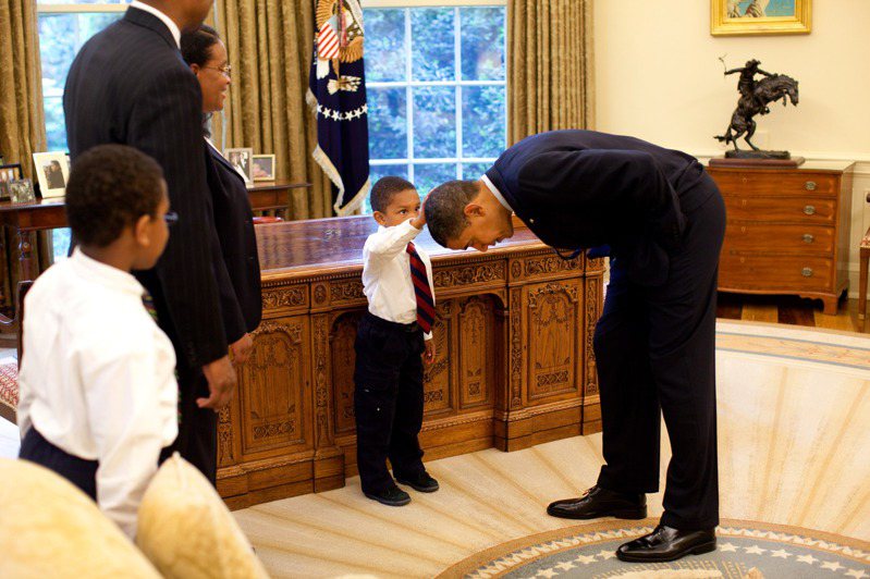 「和我一樣的頭髮嗎？」前總統歐巴馬於2009年在白宮彎腰讓一名白宮人員的兒子摸頭髮，因小男孩想看看總統的頭髮是否與他的一樣。佛州教育廳於非洲裔美國人歷史課程，一直引起爭議。（維基共享資源）
