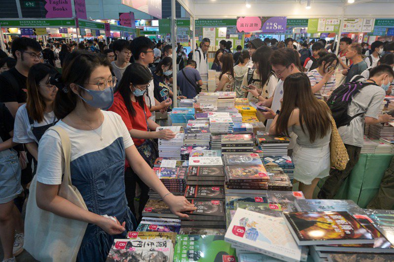 第33屆香港書展25日閉幕，7天吸引近百萬人次，書展人均消費872港元。(中新社)