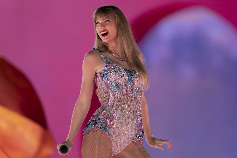 泰勒絲在西雅圖的演唱會，因台下粉絲太激動，一齊跺地造成「泰勒絲地震」。(美聯社)